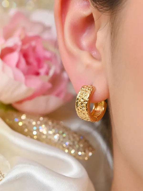 14K TEXTURED HUGGIE EARRING X001175482