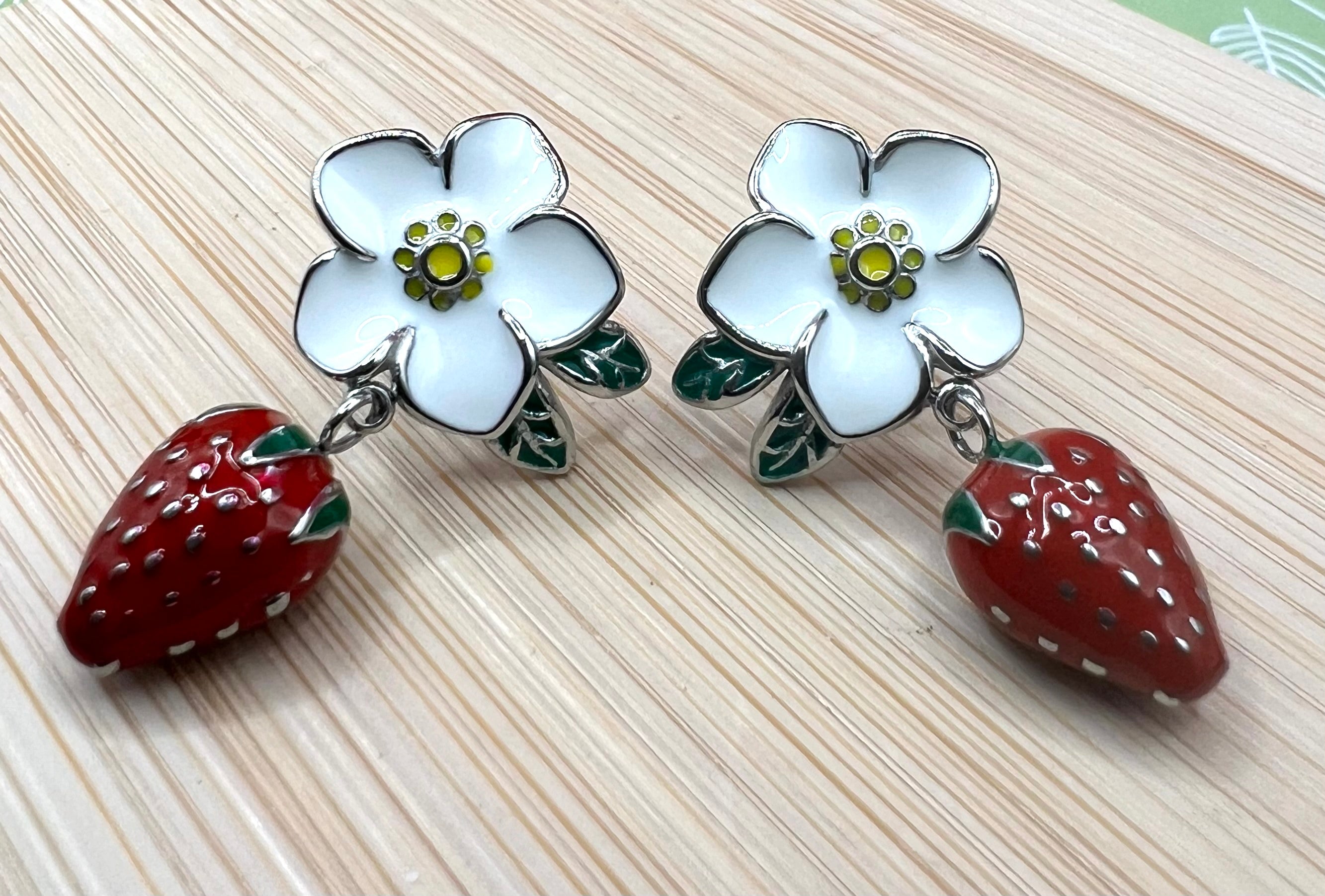 STS Strawberry Dangle Earring T001150428