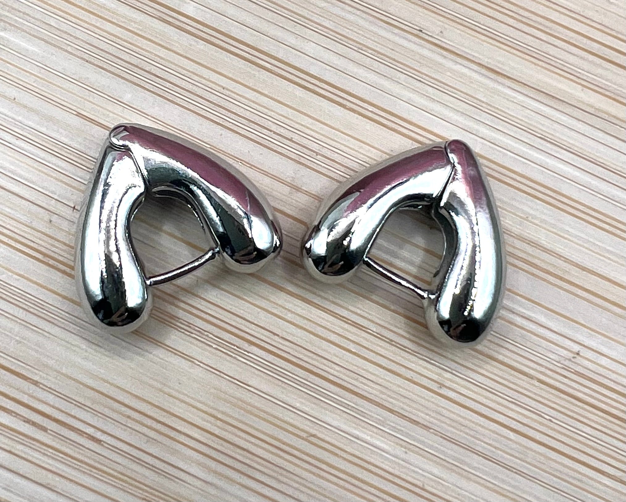STS Huggie Earring R-24050003