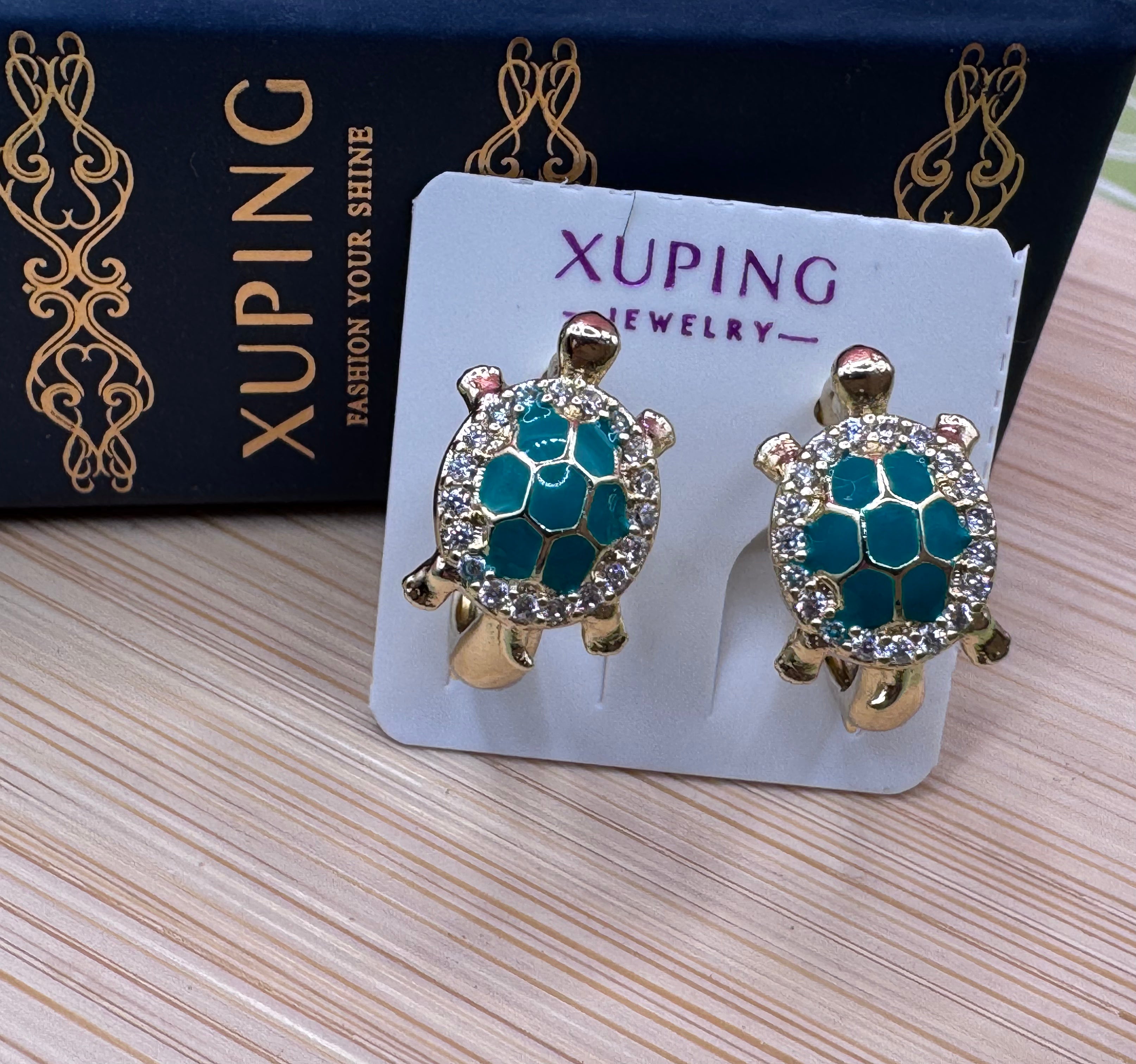 14k Turtle Huggie