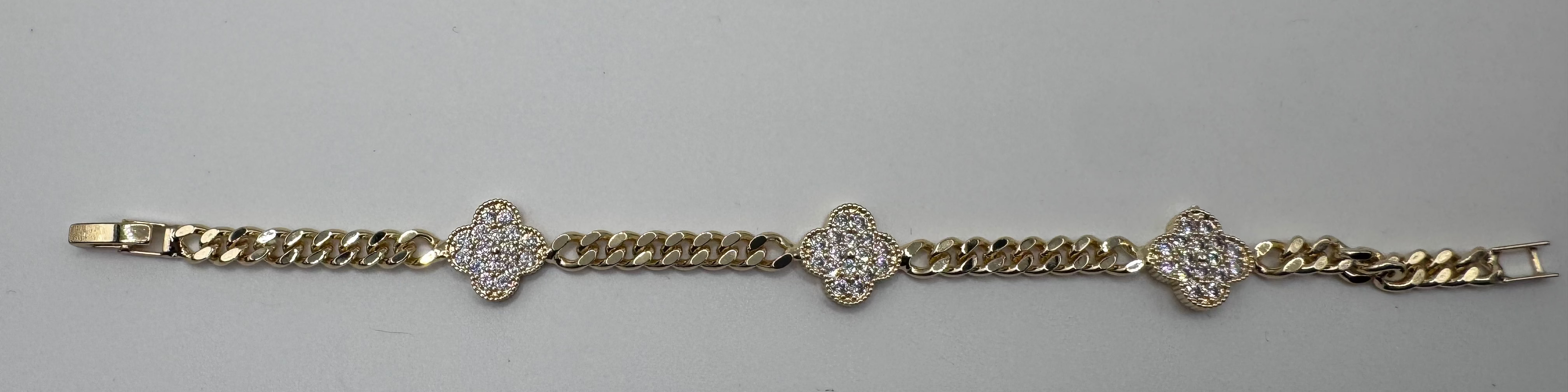 14K CUBAN LINK CHAIN BRACELET WITH CLOVER MOTIFS RQ382