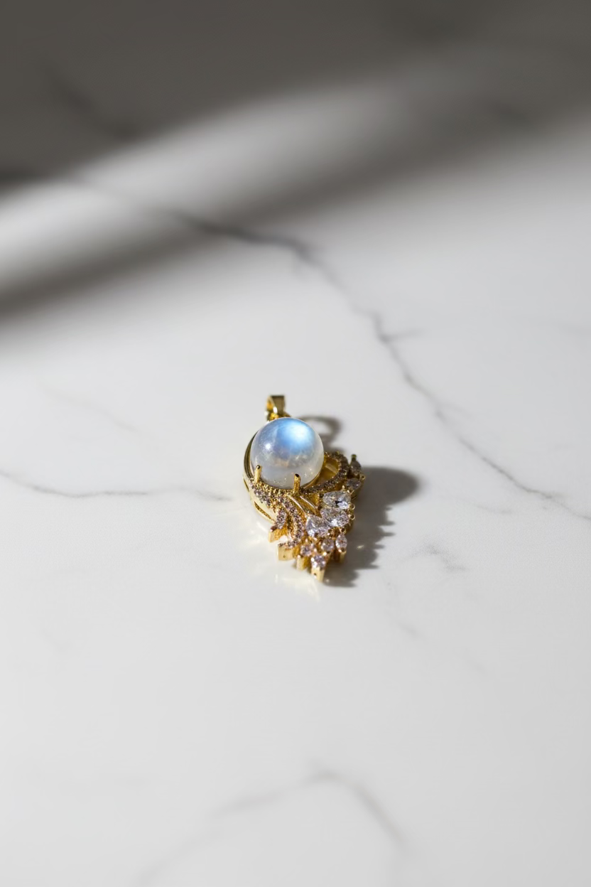 14K SWAN WITH CENTRAL WHITE STONE PENDANT