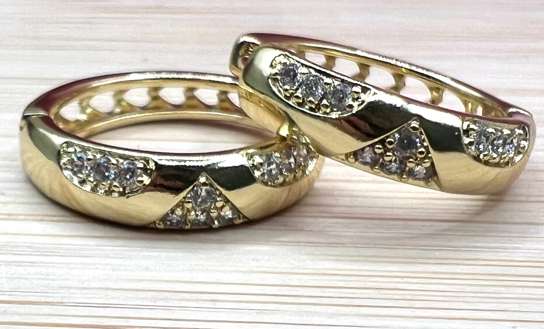 14K Huggie EarringsX000468718