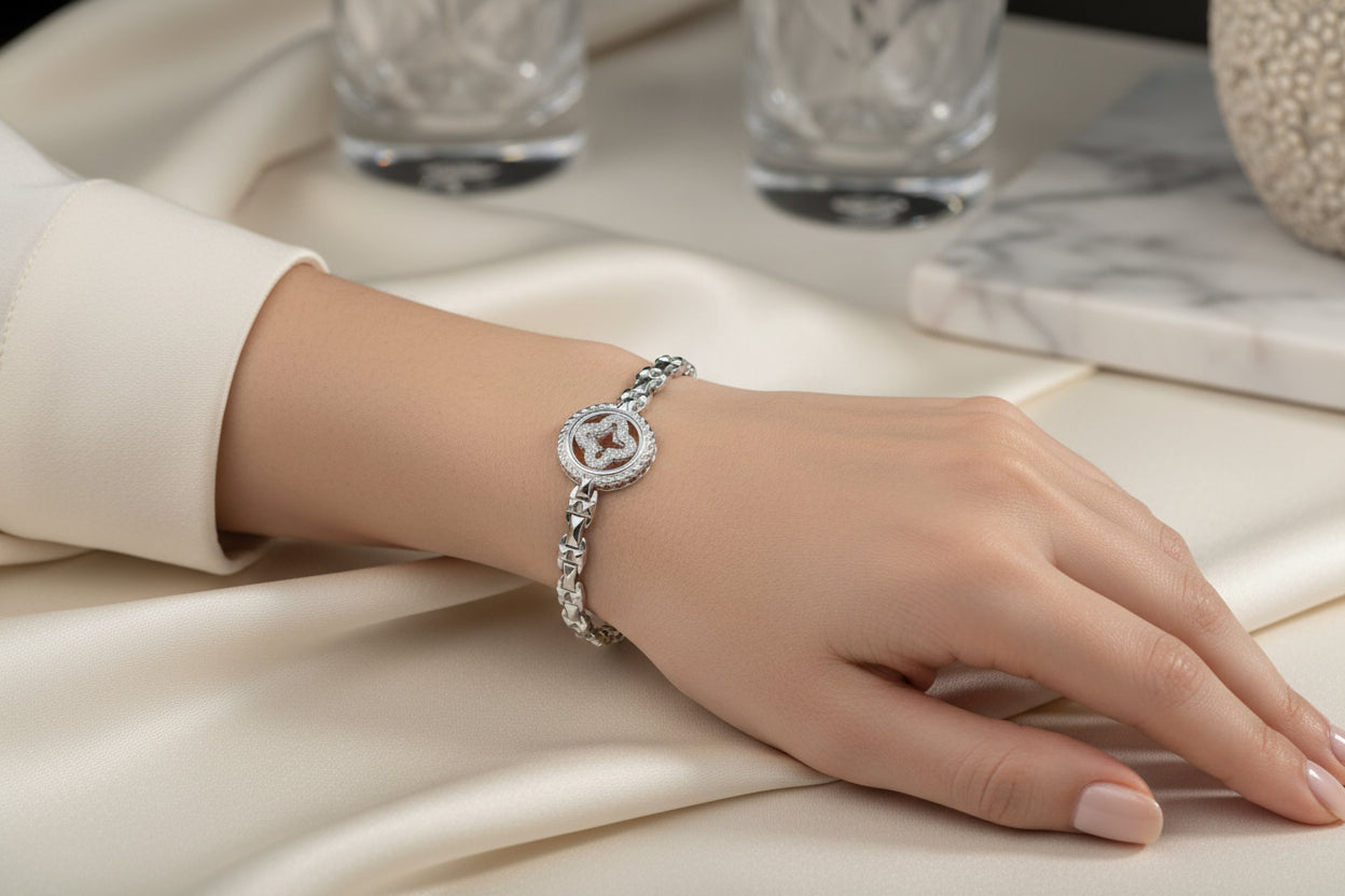 WHG CENTRAL MEDALLION WITH CLEAR CLOVER BRACELET ZM