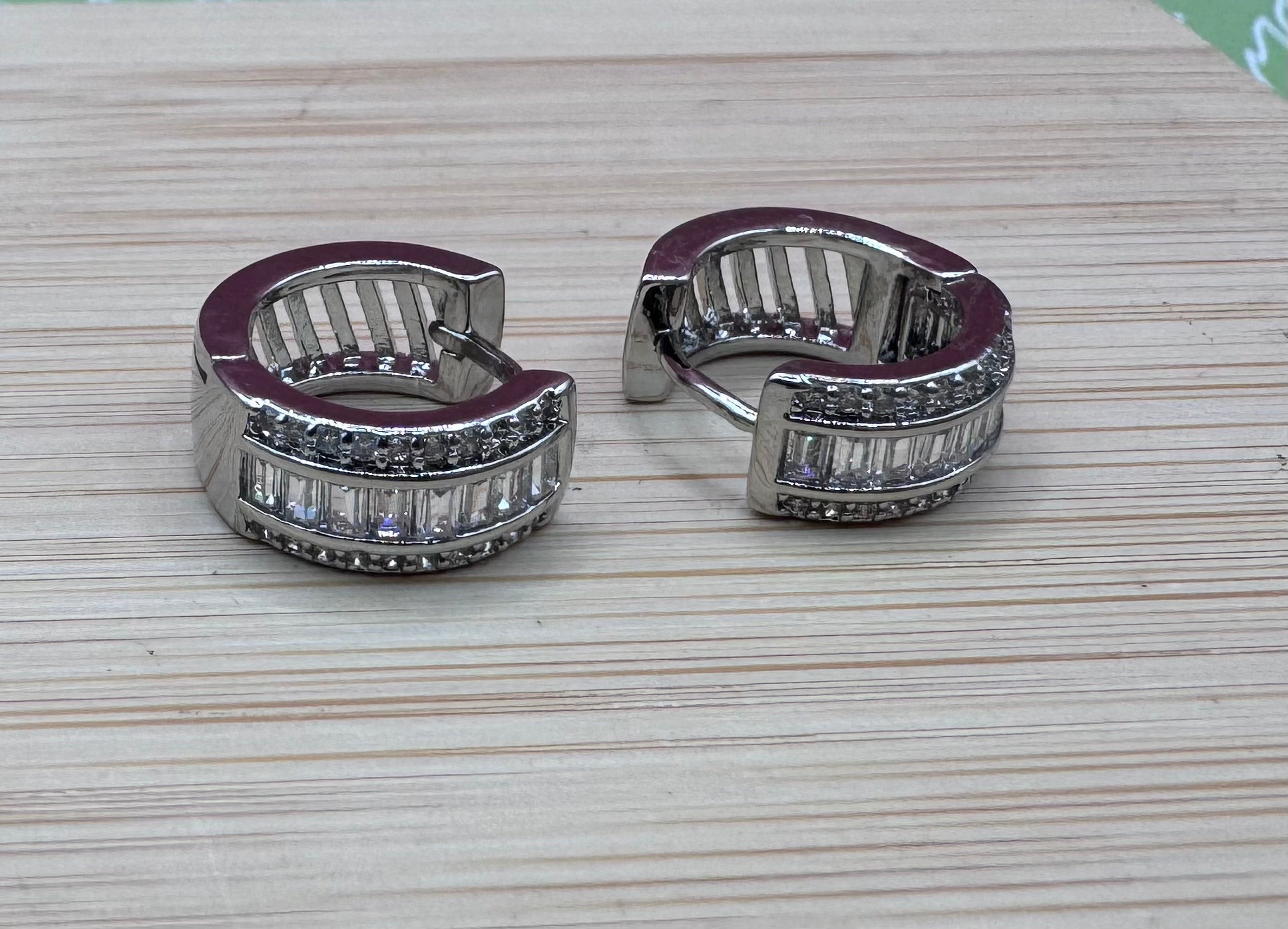 WHG Huggie Hoop RQ-Bling