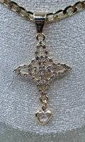 14K Nudo de Bruja with Heart Charm Clear
