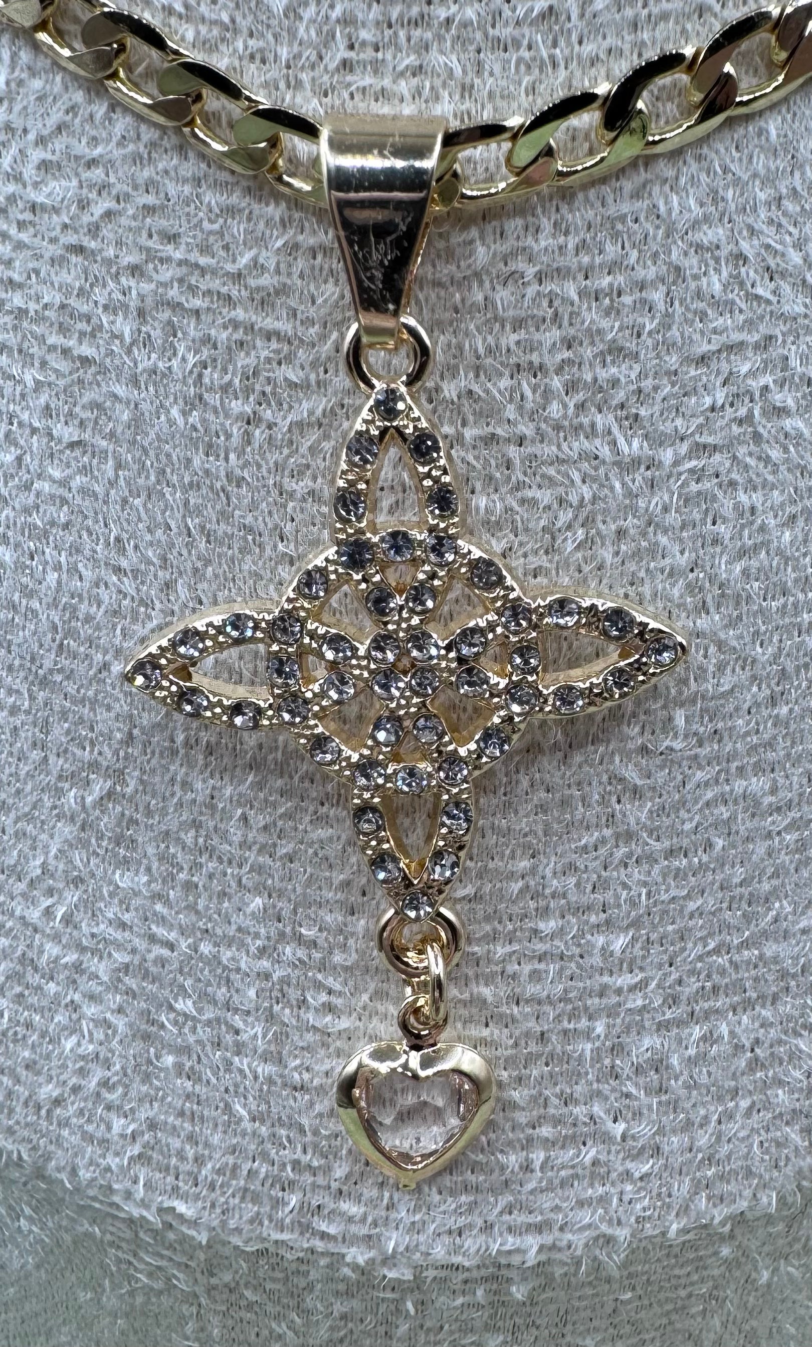 14K Nudo de Bruja with Heart Charm Clear