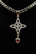 14K Nudo de Bruja with Heart Charm Clear/Red