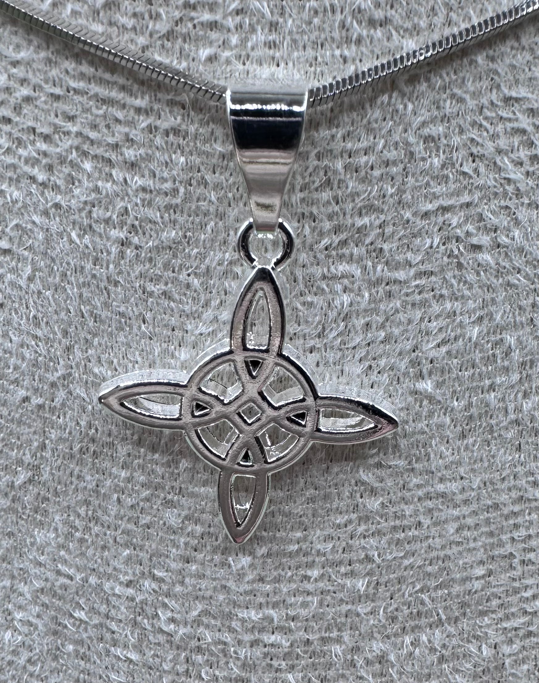 WHG WITCHES KNOT PENDANT