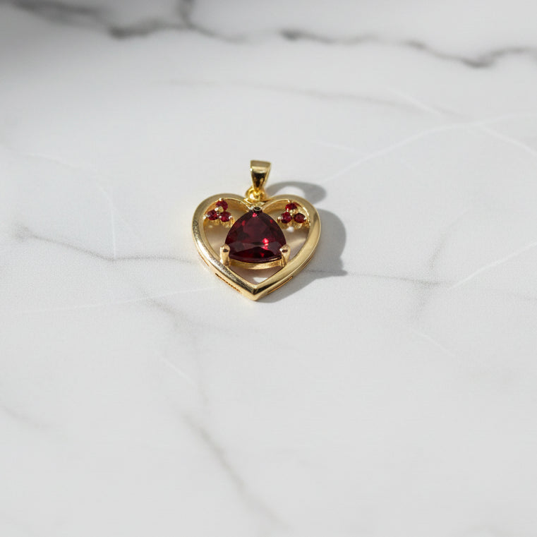 14K A CENTRAL TRIANGULAR RED GEMSTONE CM