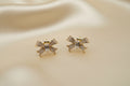 14K STUD EARRING IN BOW SHAPE RQ257