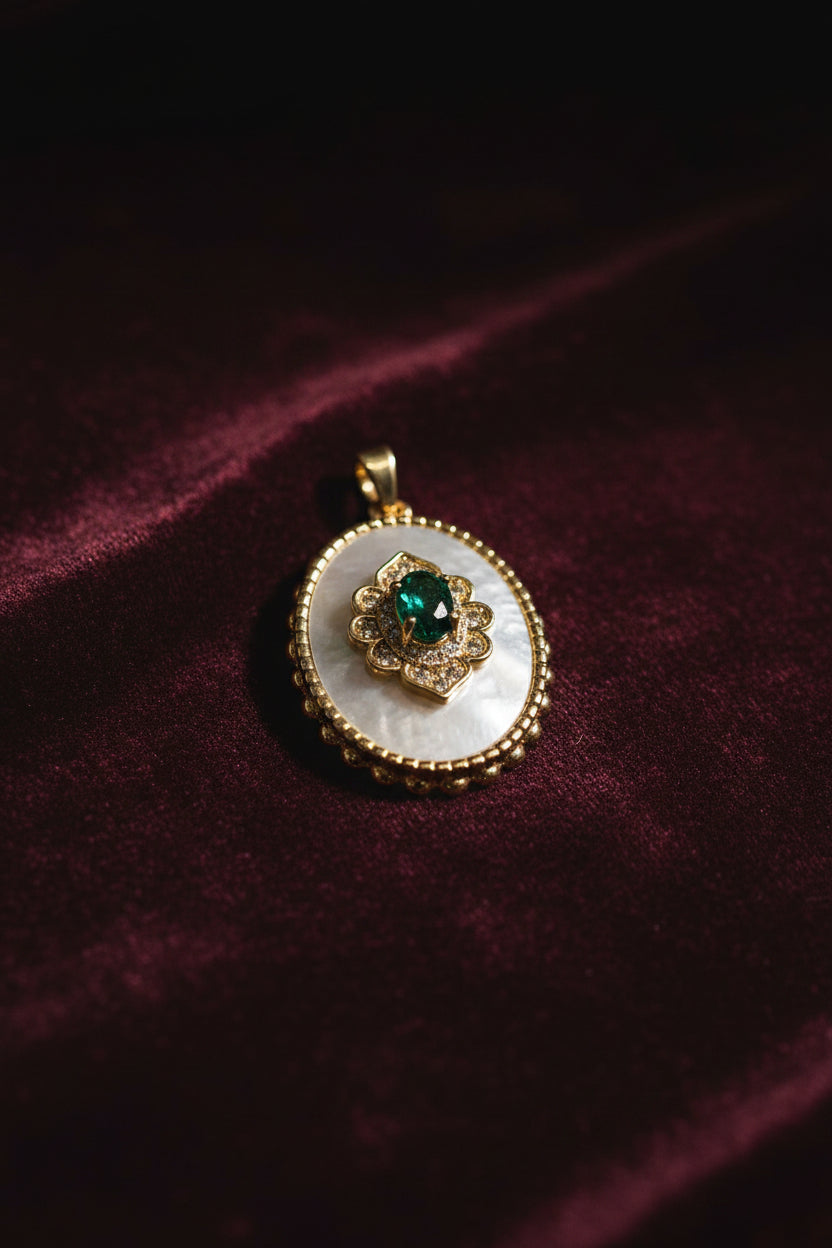 14K VINTAGE-STYLE OVAL WITH GREEN GEMSTONE PENDANT