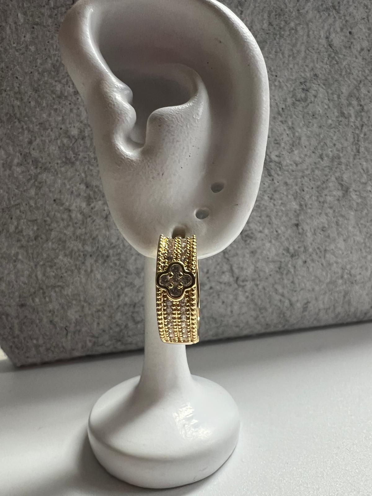 14K THICK HOOP EARRING WITH CENTRAL CLOVER MOTIF  RQ396